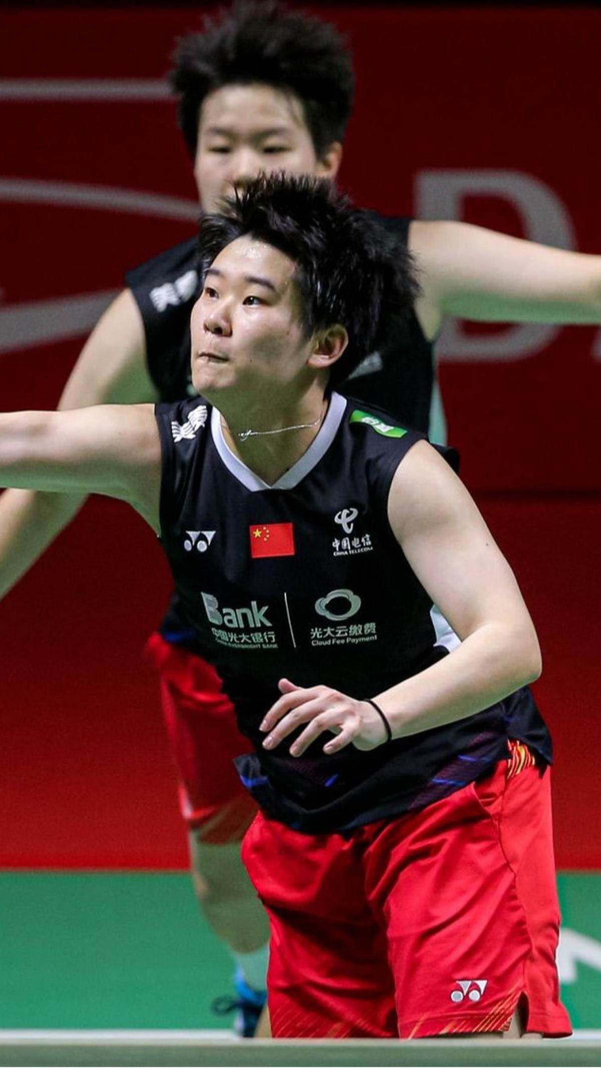 Pasangan Liu Sheng Shu/Tan Ning menang setelah rubber game dengan perolehan skor 21-10, 19-21 dan 20-22.  <br>