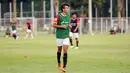 Peserta seleksi Timnas Indonesia U-17 sekaligus putra selebritas Darius Sinathrya, Lionel Nathan Sinathrya saat mengikuti seleksi Timnas Indonesia U-17 untuk Piala Dunia U-17 di Lapangan A, Senayan, Jakarta, Rabu (16/08/2023). (Bola.com/Abdul Aziz)
