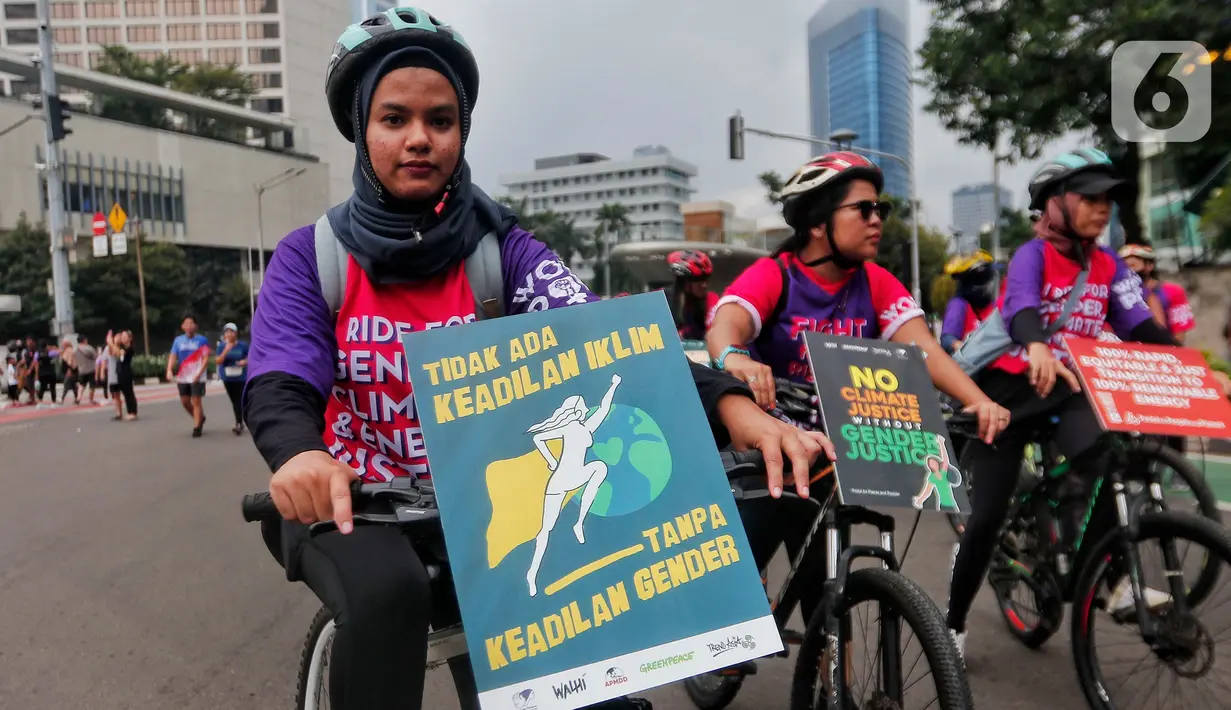 Aktivis dari berbagai penggiat lingkungan melakukan aksi damai di Hari Bebas Kendaraan (Car Free Days) di kawasan Bundaran HI, Jakarta,  Minggu (12/3/2023). Selain memperingati Hari Perempuan Internasional, aksi Women Pedal for People Planet tersebut dilakukan guna mengajak masyarakat untuk melakukan perlawanan terhadap krisis iklim yang berdampak pada kehidupan manusia dan ekologi. (Liputan6.com/Angga Yuniar)