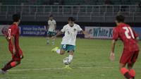 Pemain Timnas Indonesia U-20, Zanadin Fariz menendang bola ke gawang Timnas Hong Kong U-20 dalam pertandingan Kualifikasi Grup F Piala Asia U-20 2023 di Stadion Gelora Bung Tomo, Surabaya, Jumat (16/9/2022). (Bola.com/Ikhwan Yanuar)