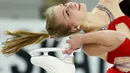 Nicole Rajicova atlet peseluncur es asal Slovakia saat beraksi selama mengikuti kompetisi  "America figure skating" di Milwaukee, Amerika Serikat, Jumat (23/10/2015). Ini merupakan perlombaan pertama dari enam seri yang diadakan. (REUTERS/Lucy Nicholson)