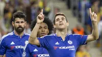 Selebrasi gelandang Chelsea, Oscar, usai mencetak gol ke gawang Maccabi Tel Aviv, Rabu (25/11/2015) dini hari WIB. Chelsea sukses meraih kemenangan 4-0 atas wakil Israel tersebut. (AFP/JACK GUEZ)