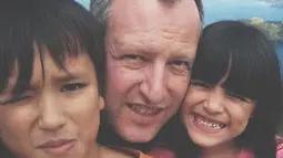 Mawar memposting foto masa kecilnya bersama sang kakak dan ayah yang sudah terlihat sangat kompak. (Liputan6.com/IG/@mawar_eva)