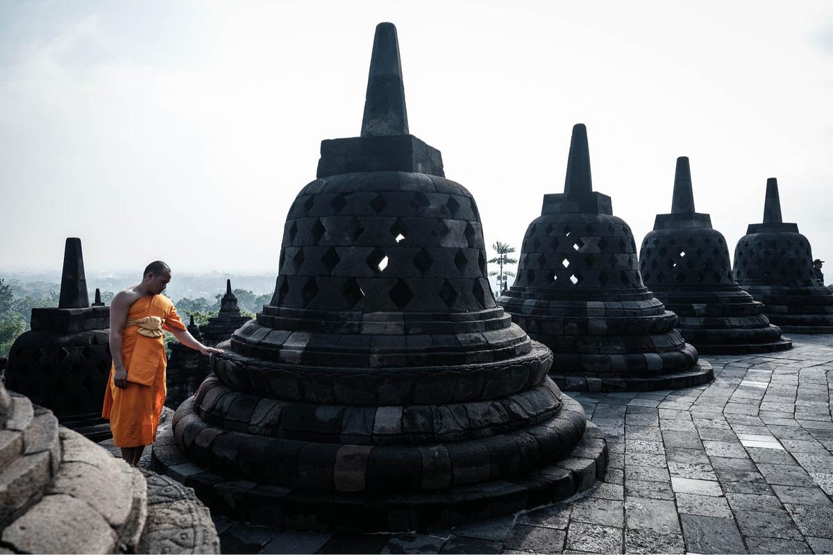 FOTO: Khidmat Puja Bakti Doa Biksu di Candi Borobudur