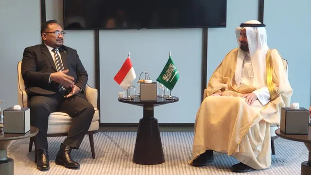 Menag Yaqut Cholil Qoumas bersama Menteri Haji dan Umrah Arab Saudi Tawfiq F Al Rabiah di Jeddah.