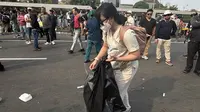 Sisi dan Kantong Plastik di Tengah Aksi