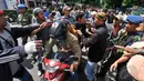 Petugas Pengadilan Jakarta Utara terpaksa diamankan menghindari amukan warga yang menghadang eksekusi lahan di kompleks TNI AL, Boulevard, Kelapa Gading, Jakarta, Rabu (14/1/2015). (Liputan6.com/Johan Tallo)