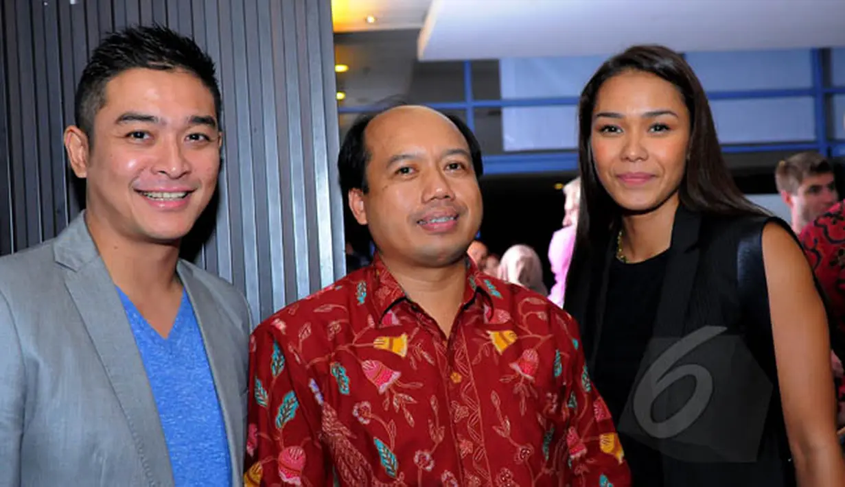 Irgi Fahrezi, Kepala Pusat Data Informasi dan Humas BNPB Sutopo Purwo Nugroho dan Adinia Wirasti saat menghadiri penayangan perdana film Nyanyian Musim Hujan di Jakarta, Kamis (29/1). (Liputan6.com/Faisal R Syam)