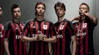 Logo AC Milan di bagian dada tetap memakai Salib St. George.
