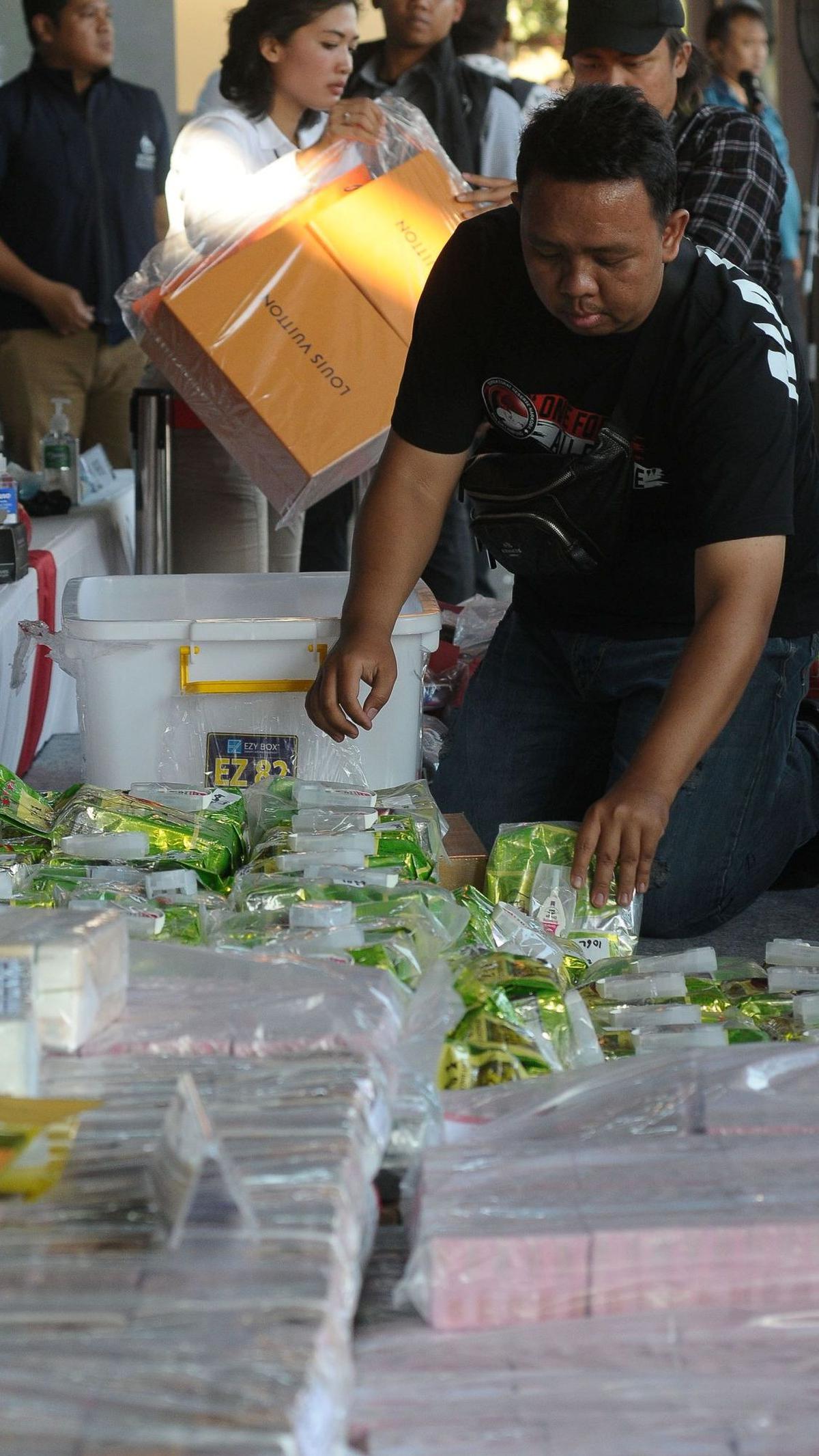 Jaringan Fredy Pratama diketahui sangat rapi dalam menyusun komunikasi melalui aplikasi yang jarang digunakan oleh masyarakat umum. Selain itu, banyak pula rekening dari berbagai bank yang digunakan.<br>