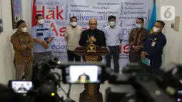 Novel Baswedan (tengah) bersama perwakilan pegawai KPK yang tidak lolos TWK memberi keterangan usai menyerahkan dokumen baru dan tambahan informasi terkait pelaporan pelanggaran HAM saat proses alih status, Gedung Komnas HAM, Jakarta, Selasa (8/6/2021). (Liputan6.com/Helmi Fithriansyah)