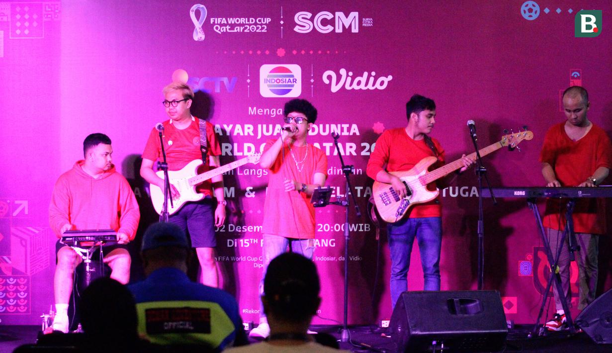 Penampilan band musik saat nonton bareng matchday ketiga grup F Kroasia Vs Belgia di 15 th Park, Kemang. Jakarta Selatan, Kamis (01/12/2022). (Bola.com/Rizky Aufaniam)