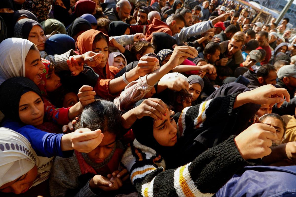 Ribuan warga Palestina berdesakan antre roti