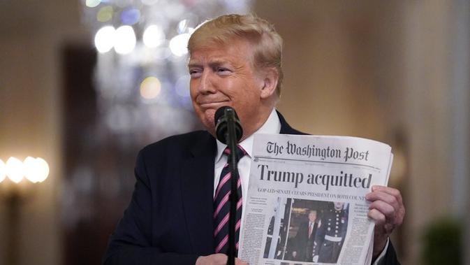 Donald Trump merayakan keberhasilan dirinya yang tak jadi dimakzulkan. (AP/ Evan Vucci)