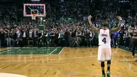Guard Boston Celtics, Isaiah Thomas, merayakan kemenangan bersama fans setelah mengalahkan Washington Wizards 129-119 pada gim kedua putaran kedua playoff NBA 2017 di TD Garden, Boston, Selasa (2/5/2017). (AP Photo/Charles Krupa)