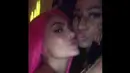 Bahkan terlihat bahwa Kylie Jenner sedikit berciuman dengan Nicki Minaj secara tak sengaja. (PopCulture)