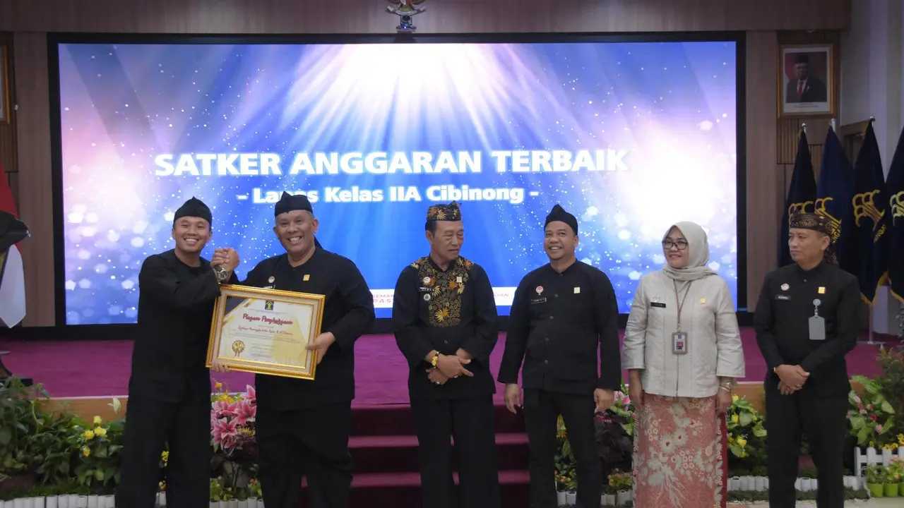 Lapas Klas IIA Cibinong menerima penghargaan terbaik tahun 2023 dari Kementerian Hukum dan HAM Kantor Wilayah (Kemenkumham Kanwil) Jawa Barat.