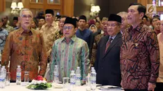 Menko Maritim Luhut Panjaitan, Ketua Umum PBNU Said Aqil Siraj, Ketum PKB Muhaimin Iskandar dan Wapres ke-6 Try Sutrisno menyanyikan lagu Indonesia Raya pada acara Deklarasi Said Aqil Siroj (SAS) Institute di Jakarta (1/8). (Liputan6.com/Johan Tallo)