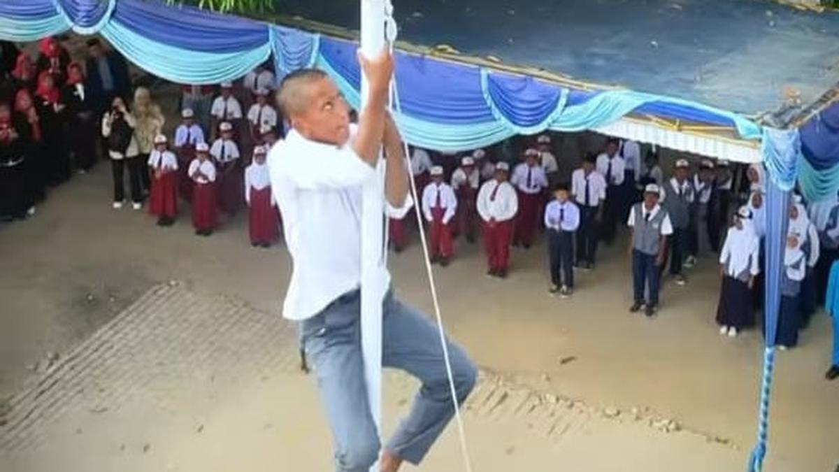 Aksi Heroik Pelajar Madrasah di Ogan Ilir Sumsel Nekat Panjat Tiang Bendera Demi Merah Putih Berkibar Berita Viral Hari Ini Kamis 19 September 2024