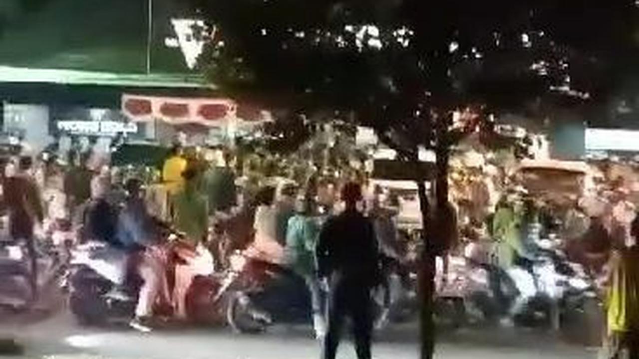 Kapolres Metro Jakarta Selatan, Kombes Pol Ade Ary Syam Indradi meninjau lokasi keributan antara Youtuber Laurendra dengan sejumlah ojek online di depan warung makan Ayam Bakar Wong Solo, Bukit Duri, Tebet, Jakarta Selatan.