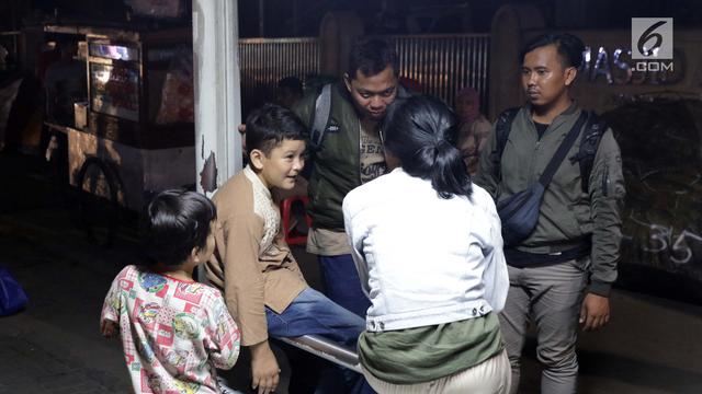 Di Dalam Tenda, Anak-Anak Pencari Suaka Beristirahat