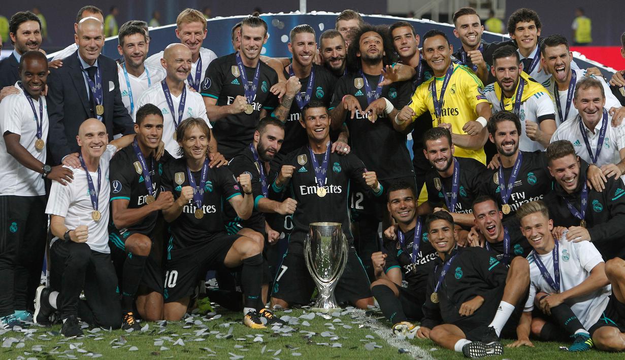 PHOTO Selebrasi Real Madrid Angkat Trofi Piala Super Eropa 2017