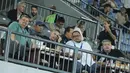 Pelatih asal Inggris itu terlihat duduk di area VVIP bersama kedua petinggi kedua klub yakni Presiden Borneo FC, Nabil Husien, dan Presiden Dewa United, Ardian Satya Negara. (Bola.com/M Iqbal Ichsan)