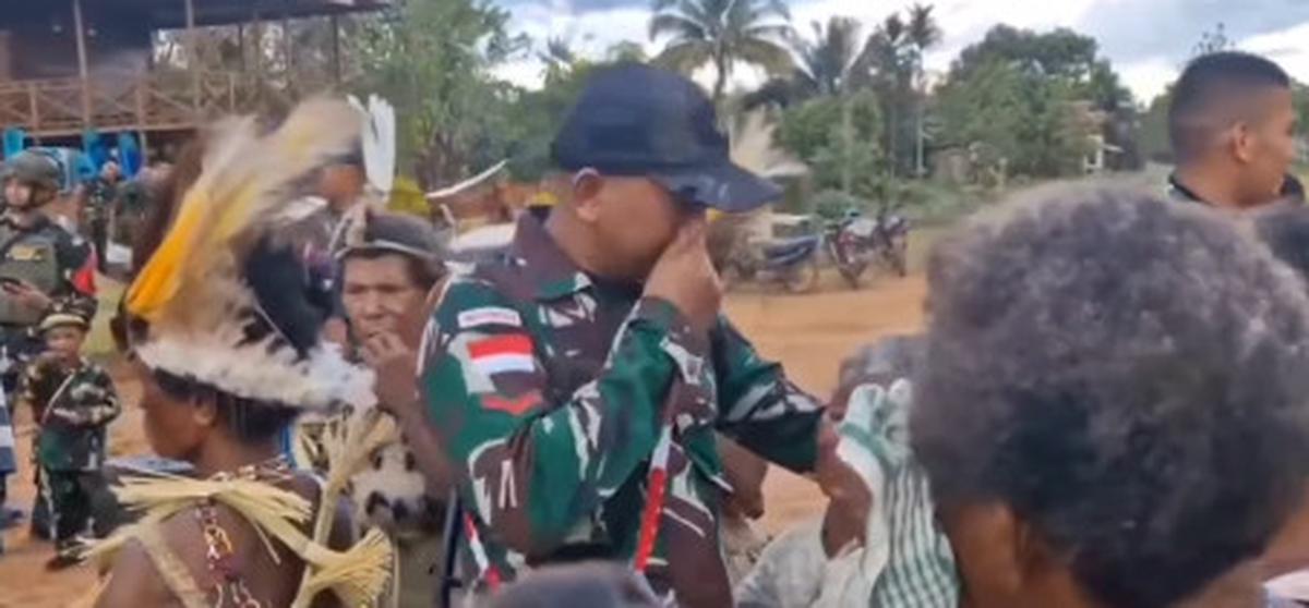 Tugas Selesai, Tangis Prajurit TNI Pecah saat Perpisahan dengan Warga Papua