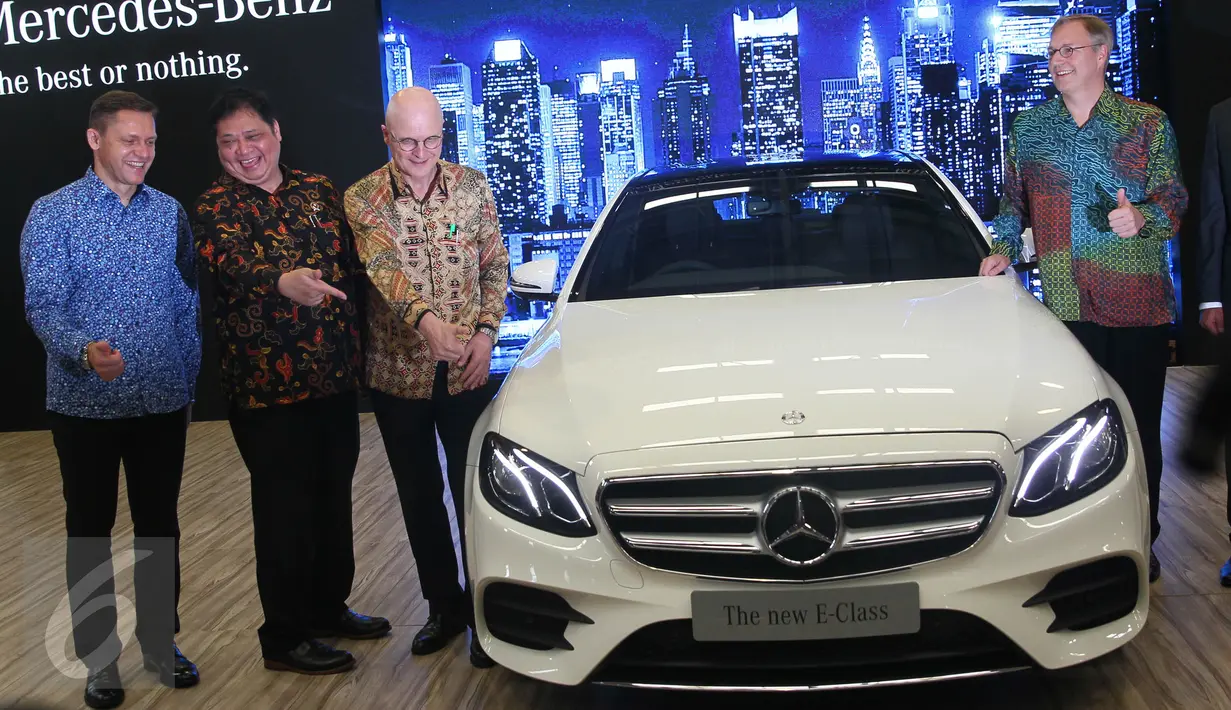 Menperin Airlangga Hartanto serta Dirjen Industri Logam, Mesin, Alat Transpirtasi, dan Elektronika I Gusti Putu Suryawirawan, Presiden & CEO MBDI Roelof Lamberts saat menghadiri peluncuran Mercedes-Benz E-Class, Bogor, Selasa (24/1). (Liputan6.com)