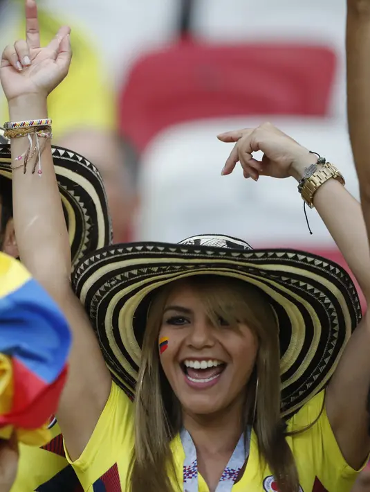 Fans Kolombia bergembira usai Radamel Falcao membobol gawang Polandia pada laga grup H Piala Dunia 2018 di Kazan Arena, Kazan, Rusia, (24/6/2018). Kolombia menang 3-0 atas Polandia. (AP/Frank Augstein)