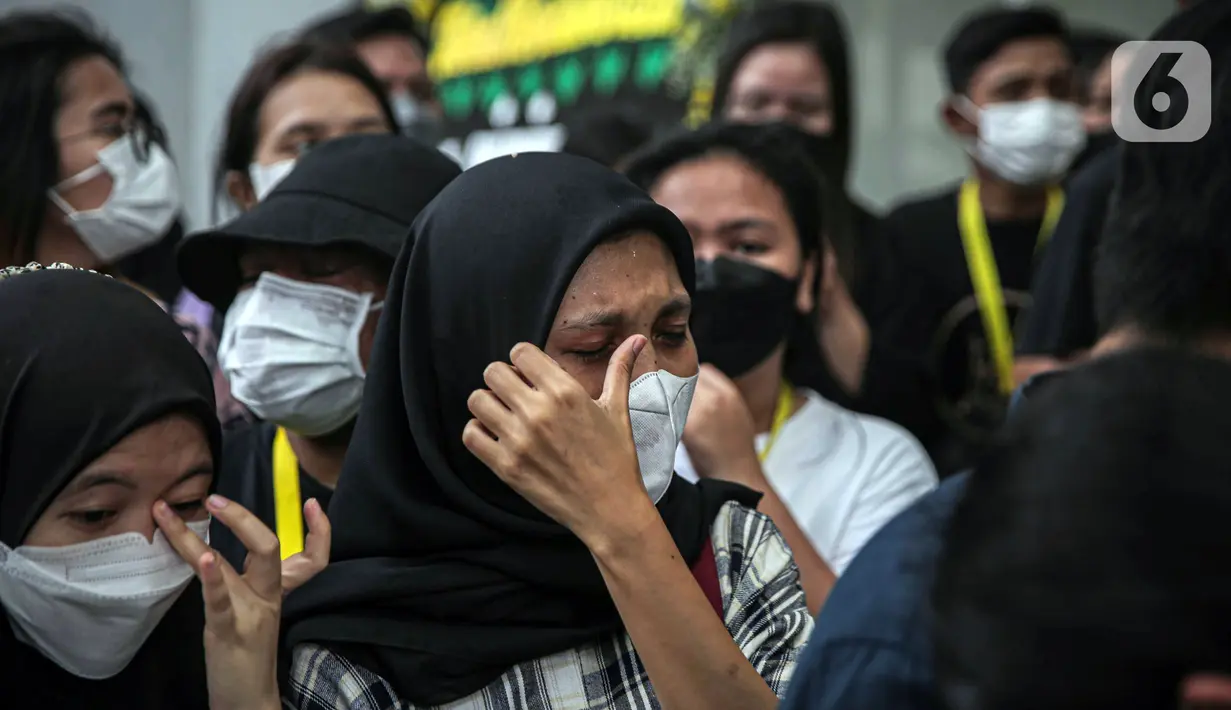Tangis saat pelepasan salah satu tenaga kesehatan yang meninggal akibat terpapar COVID-19 di RSDC Wisma Atlet, Jakarta, Rabu (23/2/2022). Pelepasan jenazah Tiur Octavia yang meninggal setelah dirawat di RS Persahabatan dihadiri ratusan rekan tenaga kesehatan RSDC. (Liputan6.com/Faizal Fanani)