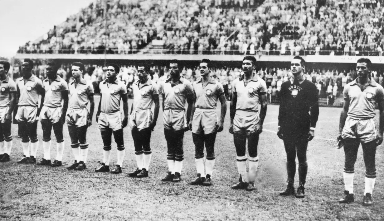 Pele (ketiga dari kiri). Eks striker Brasil yang kini berusia 82 tahun yang pensiun pada Oktober 1977 bersama New York Cosmos ini tercatat menjadi pemain debutan termuda kelima sepanjang sejarah Piala Dunia. Ia baru berusia 17 tahun, 7 bulan dan 23 hari saat diturunkan dalam laga matchday ketiga Grup 4 menghadapi Uni Soviet (15/6/1958) pada Piala Dunia 1958 di Swedia yang berakhir dengan kemenangan 2-0. Ia kembali masuk skuad Brasil pada 3 edisi Piala Dunia berikutnya, 1962, 1966 dan 1970. (AFP)