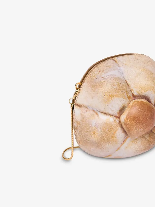 6 Potret Koleksi Tas Nyentrik Moschino, dari Tas Seledri Rp70 Juta hingga Tas Roti Baguette Rp18 Juta