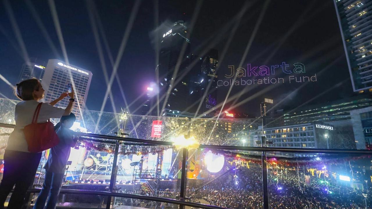 FOTO: Pertunjukan Drone Warnai Malam Tahun Baru 2026 di Bundaran HI