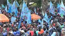 Ribuan buruh berkumpul di depan Istana Negara, Jalan Medan Merdeka Utara, Jakarta, Kamis (29/10/2015). Mereka  menuntut agar Presiden Joko Widodo mencabut Peraturan Pemerintah Nomor 78 Tahun 2015 tentang Pengupahan. (Liputan6.com/Gempur M Surya)