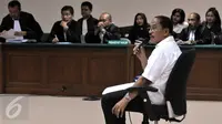 Mantan Walikota Makassar Ilham Arif Sirajuddin menjalani sidang pembacaan dakwaan di pengadilan Tipikor, Jakarta, Senin (19/10). (Liputan6.com/Helmi Afandi)