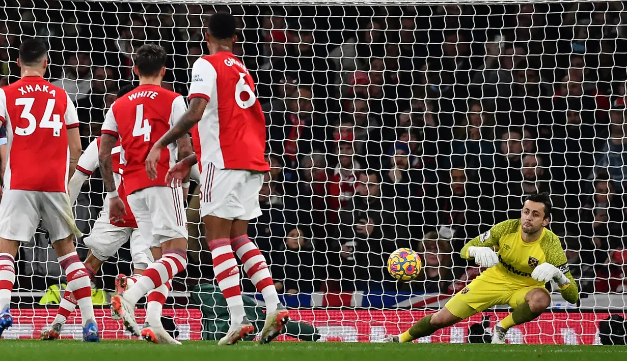 Lukasz Fabianski. Kiper yang kini masih aktif membela West Ham di Liga Inggris ini mampu menyelamatkan 10 tendangan penalti dari total 37 kesempatan. Musim ini ia berhasil mematahkan tendangan penalti striker Arsenal, Alexandre Lacazette pada laga 15 Desember 2021 lalu. (AFP/Ben Stansall)