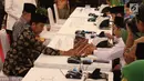 Presiden Joko Widodo bersama Wapres Jusuf Kalla membayar zakat di Istana Negara, Jakarta, Senin (28/5). Presiden dan sekitar 300 pejabat kementerian/lembaga tinggi negara dan direksi BUMN membayar zakat melalui Baznas. (Liputan6.com/Angga Yuniar)