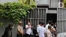 Sementara tampak juga beberapa polisi berpakaian putih hitam berdiri di dekat gerbang. (Liputan6.com/Herman Zakharia)