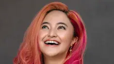 Gaya rambut warna-warni merupakan upgrade dari gaya rambut Marshanda. Sebelumnya, perempuan yang akrab disapa Caca itu memiliki rambut berwarna pink. (Instagram/marshanda99)