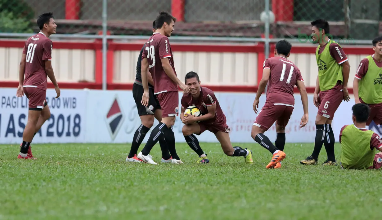 Tawa para pemain Persija Jakarta saat sesi latihan tim jelang laga Gojek Liga 1 bersama Bukalapak di Stadion PTIK, Jakarta, Senin (25/6/2018). Persija akan melawan Persebaya pada 26 Juni 2018. (Bola.com/Nick Hanoatubun)