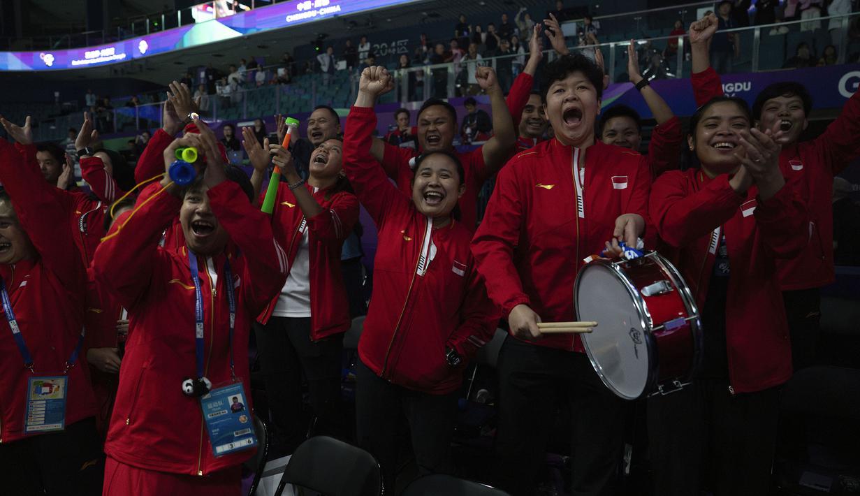 Selebrasi kemenangan para pemain dan ofisial tim Uber Indonesia setelah mengalahkan Thailand 3-0 pada laga Perempatfinal Piala Uber 2024 di Hi-Tech Zone Sports Centre Gymnasium, Chengdu, China, Jumat (3/5/2024). Kemenangan Indonesia ditentukan oleh tunggal putri Ester Nurumi Tri Wardoyo ynag mengalahkan Supanida Katethong dengan tiga gim (19-21, 21-19 dan 21-19). (AP Photo/Ng Han Guan)