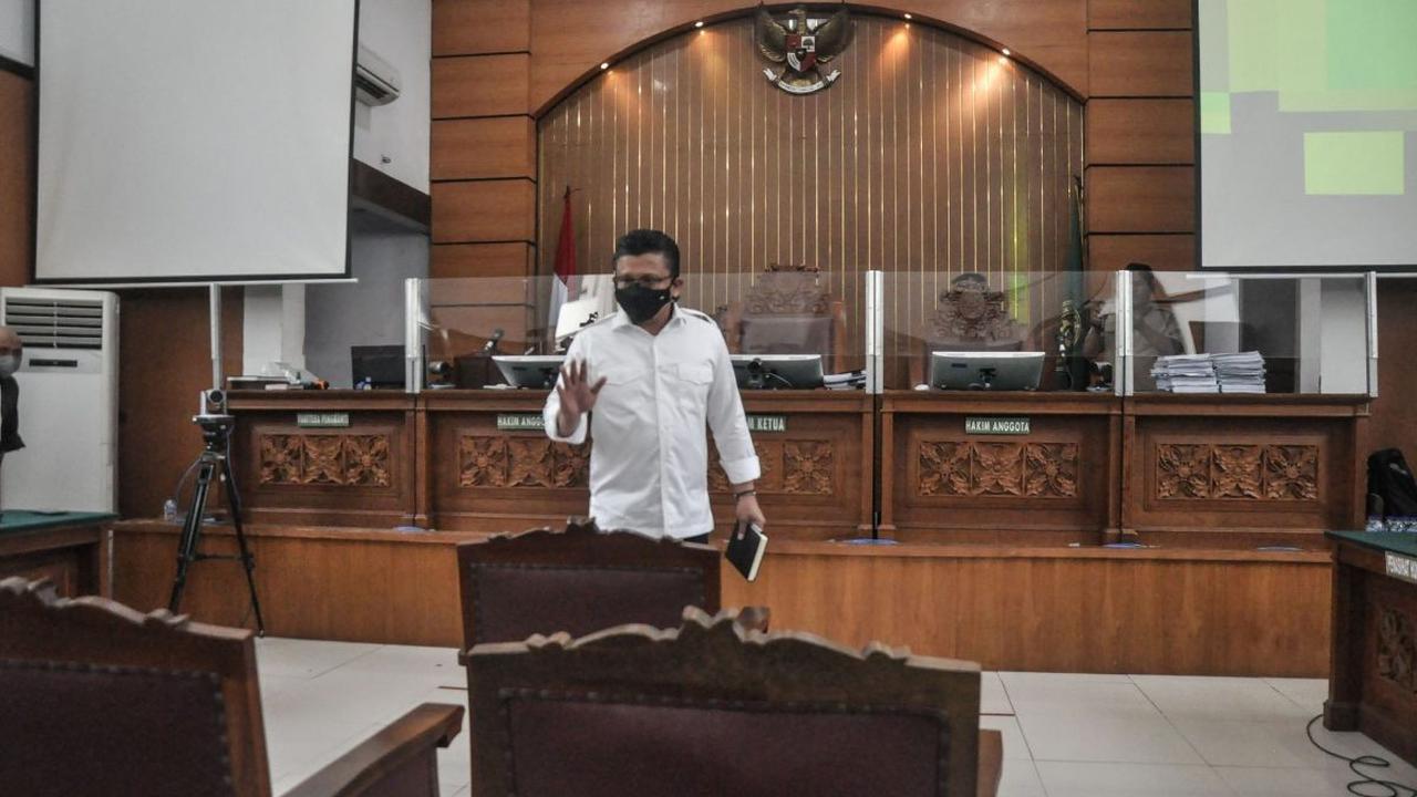 3 hakim agung menjadi sosok yang berperan memberikan 'potongan' hukuman kepada Ferdy Sambo Cs kini menjadi sorotan. Sementara, dua hakim lainnya menolak Ferdy Sambo diberi potongan hukuman.