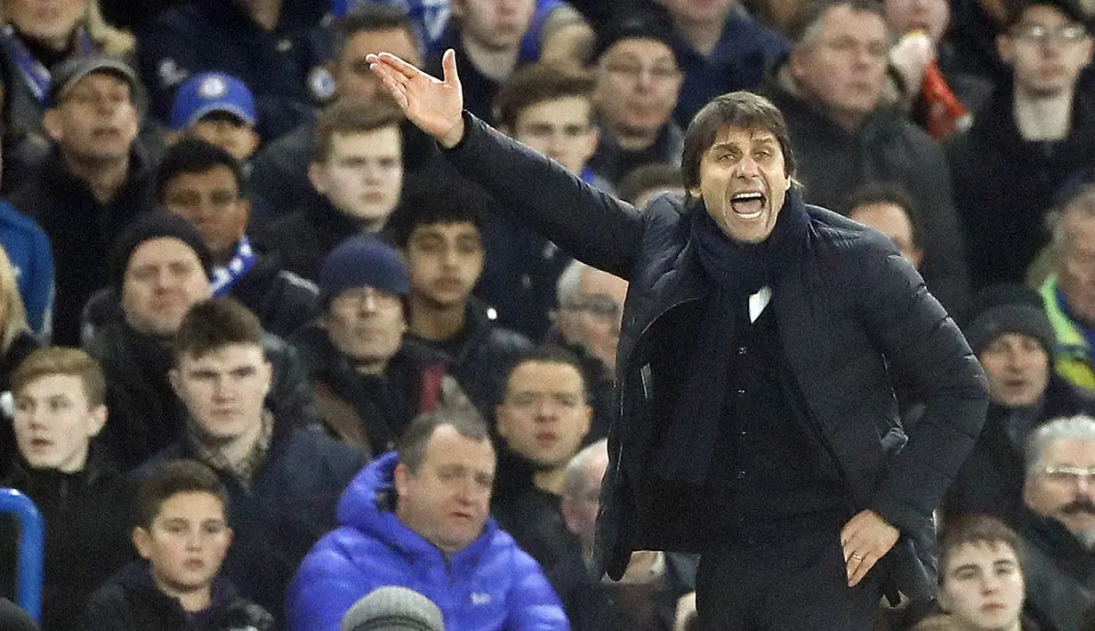 Ekspresi pelatih Chelsea,  Antonio Conte  memberikan instruksi kepada pemainnya saat melawan Hull City pada lanjutan Premier League di Stamford Bridge stadium, London, (22/1/2017). Chelsea menang 2-0.  (AP/Frank Augstein)