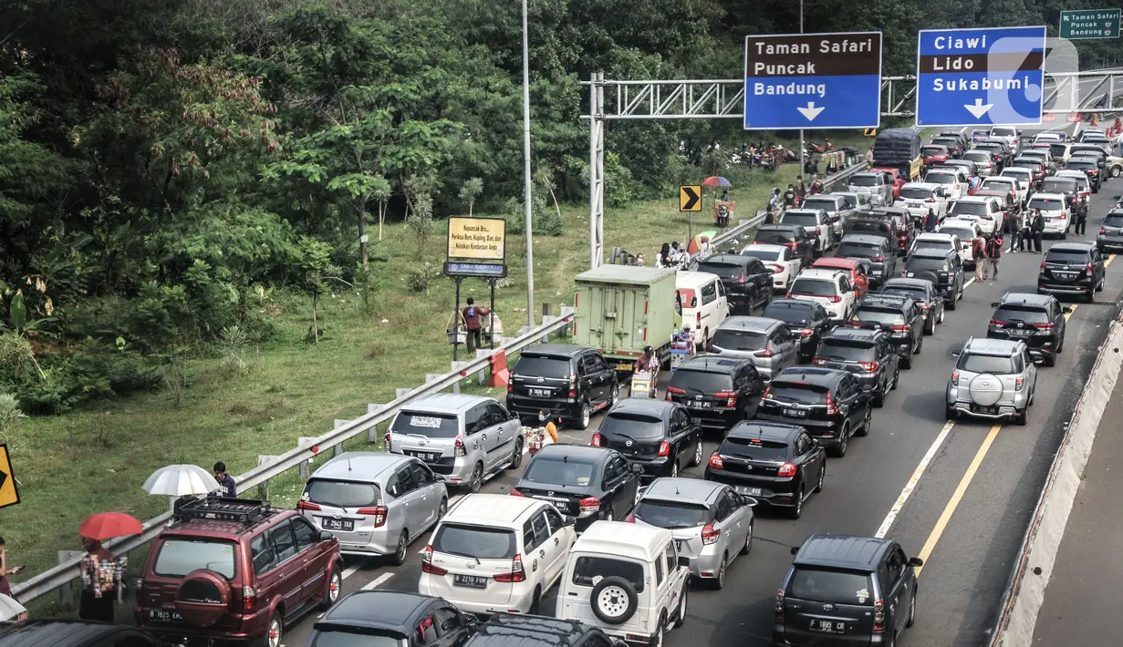 Kendaraan wisatawan terjebak penutupan jalur Puncak akibat sistem satu arah di Tol Jagorawi, Pandansari, Bogor, Jawa Barat, Minggu (19/9/2021). Penutupan jalur sejak siang tadi menyebabkan ribuan kendaraan arah Puncak terjebak kemacetan hingga beberapa kilometer. (merdeka.com/Iqbal S. Nugroho)
