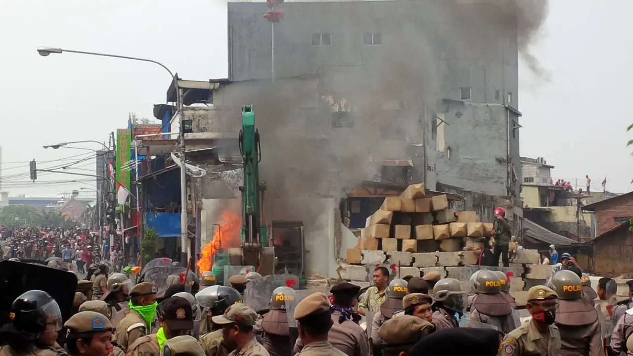 Warga Kampung Pulo Bakar Alat Berat Ekskavator