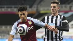 Striker Aston Villa, Ollie Watkins (kiri) menguasai bola dibayangi bek Newcastle United, Ciaran Clark dalam laga lanjutan Liga Inggris 2020/2021 pekan ke-28 di St. James' Park, Jumat (12/3/2021). Aston Villa bermain imbang 1-1 dengan Newcastle United. (AP/Clive Brunskill/Pool)