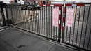 Sebuah gerbang terkunci saat truk dan trailer berada di tempat parkir fasilitas Yellow Corp. yang ditutup setelah perusahaan angkutan barang ini menghentikan semua operasinya, di Las Vegas, Nevada, pada31 Juli 2023. (Patrick T. Fallon / AFP)