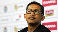 Pelatih Persela, Aji Santoso, memuji Arema. (Bola.com/Iwan Setiawan)