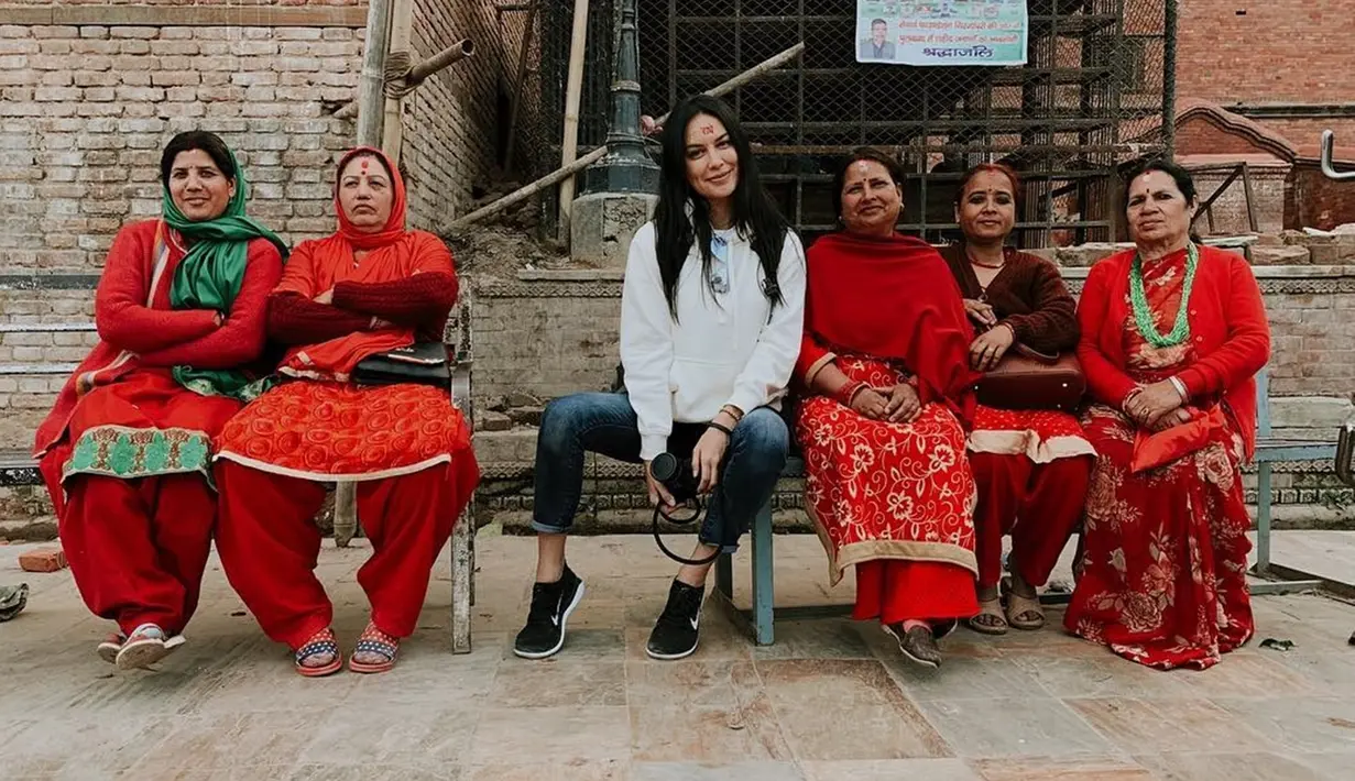 Umur boleh 48, tapi gayanya enggak kelihatan kayak ibu-ibu yang nyaris kepala lima. Sophia mengaku mendapatkan kedamaian dan kenyamana spiritual saat berada di Nepal. (Liputan6.com/IG/@sophia_latjuba88)
